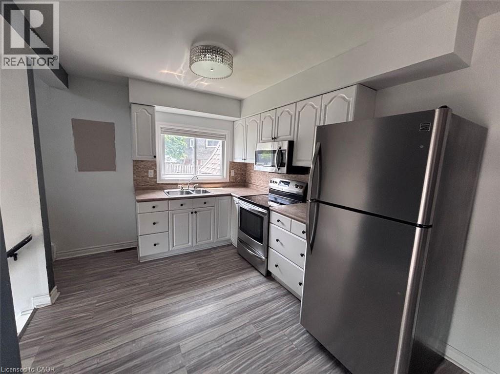 5 Viking Court Unit# 304, Grimsby, ON - Indoor Photo Showing Kitchen With Double Sink