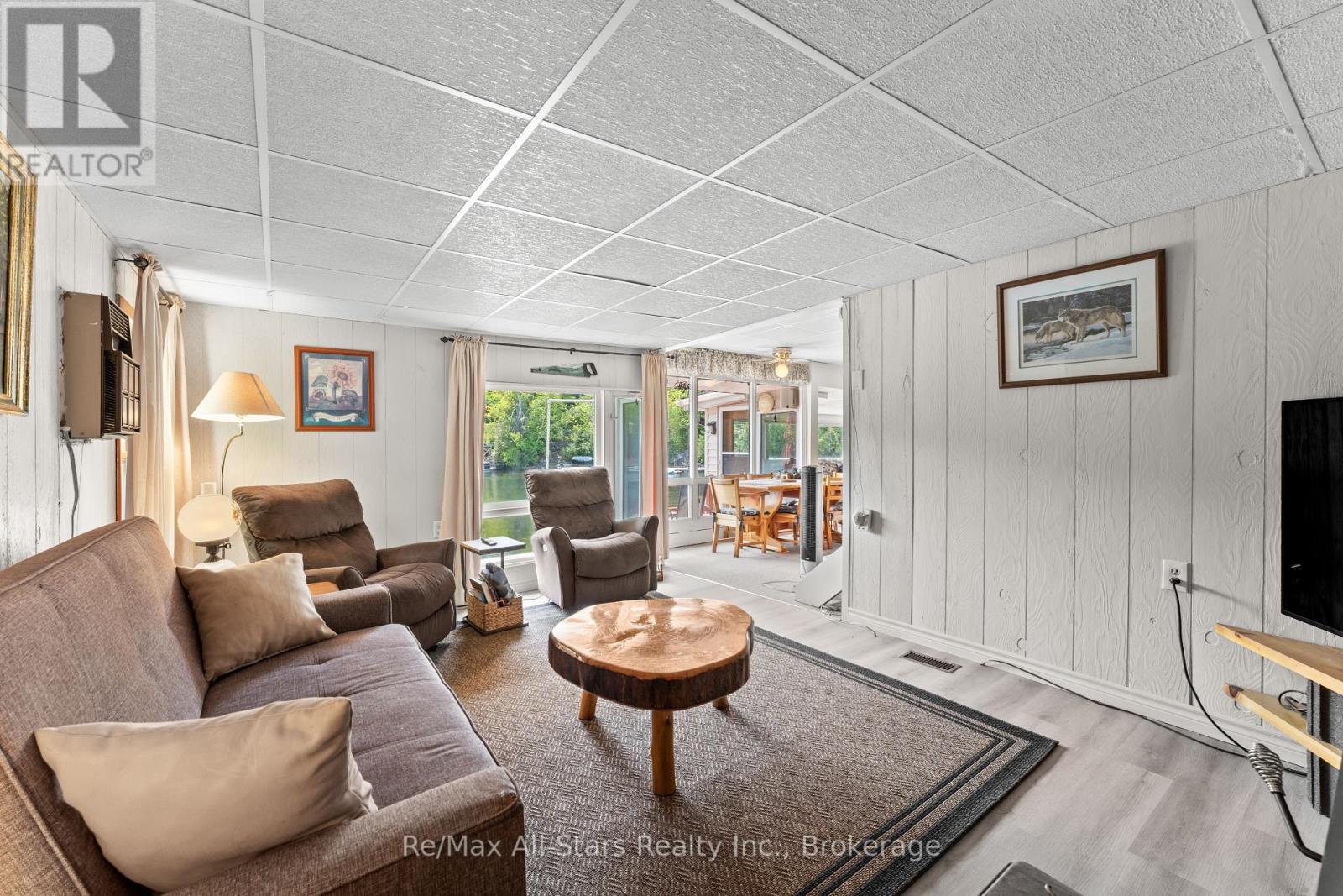 55 Fire Route 393, Trent Lakes, ON - Indoor Photo Showing Living Room