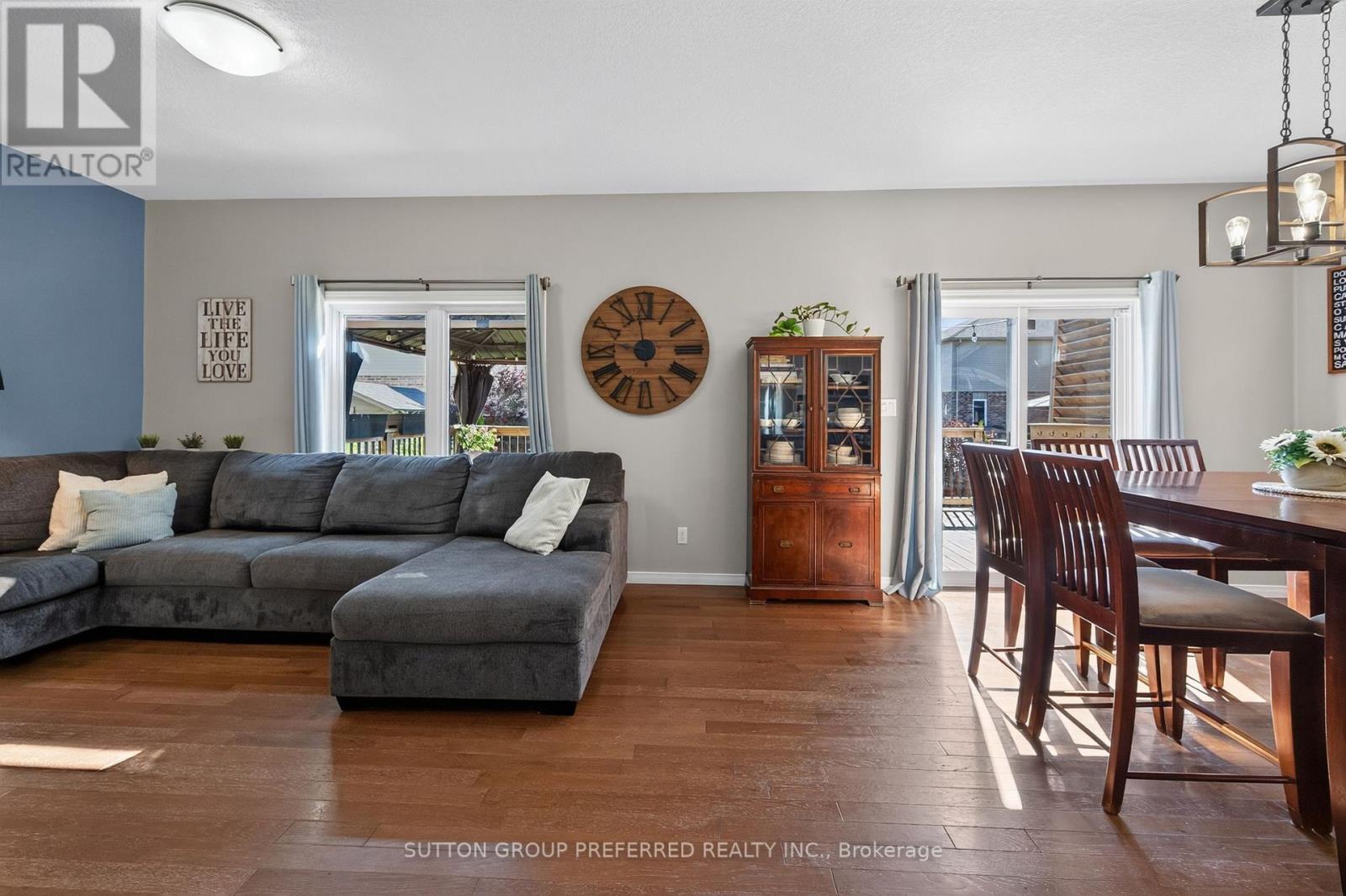3288 Turner Crescent, London South (South U), ON - Indoor Photo Showing Living Room
