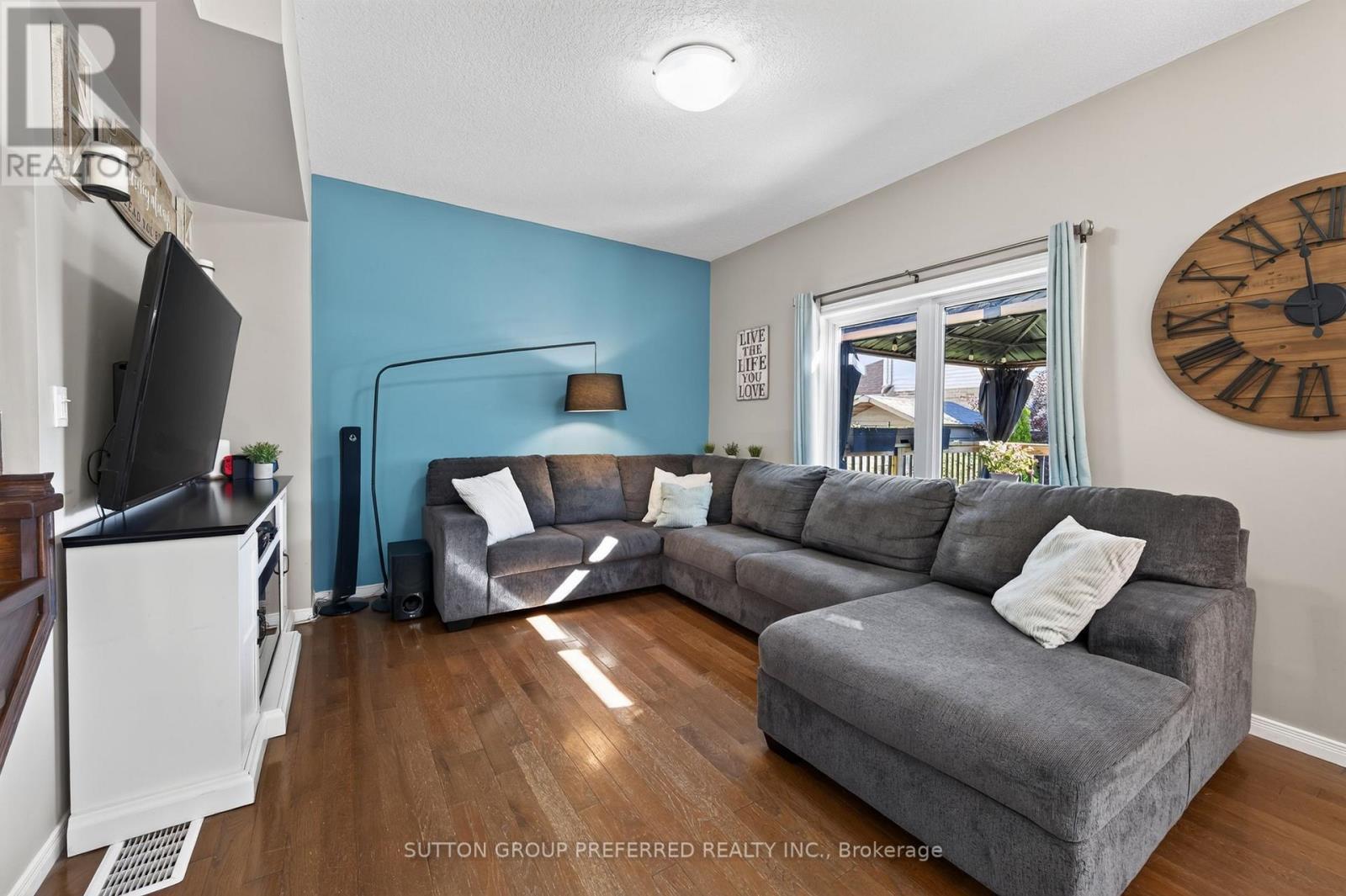 3288 Turner Crescent, London South (South U), ON - Indoor Photo Showing Living Room