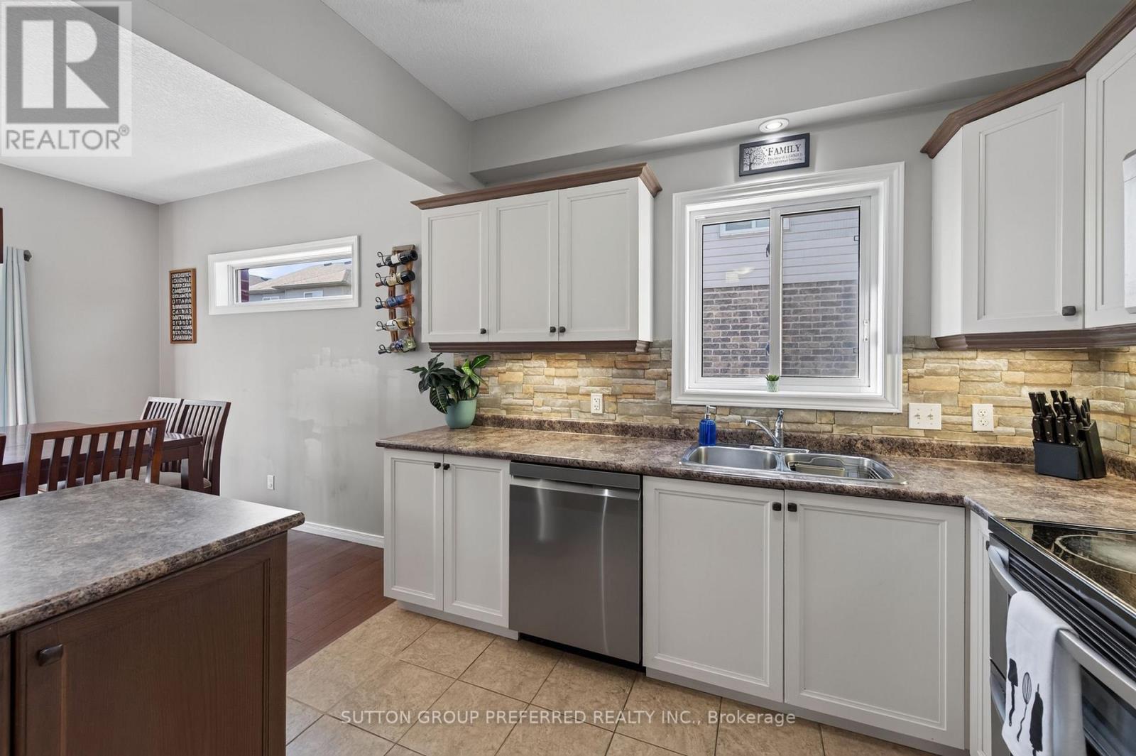 3288 Turner Crescent, London South (South U), ON - Indoor Photo Showing Kitchen With Double Sink