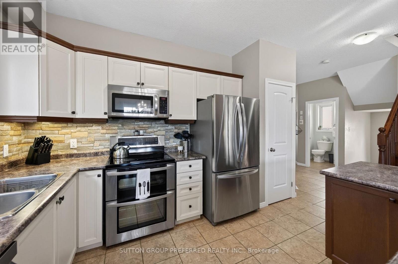3288 Turner Crescent, London South (South U), ON - Indoor Photo Showing Kitchen With Double Sink