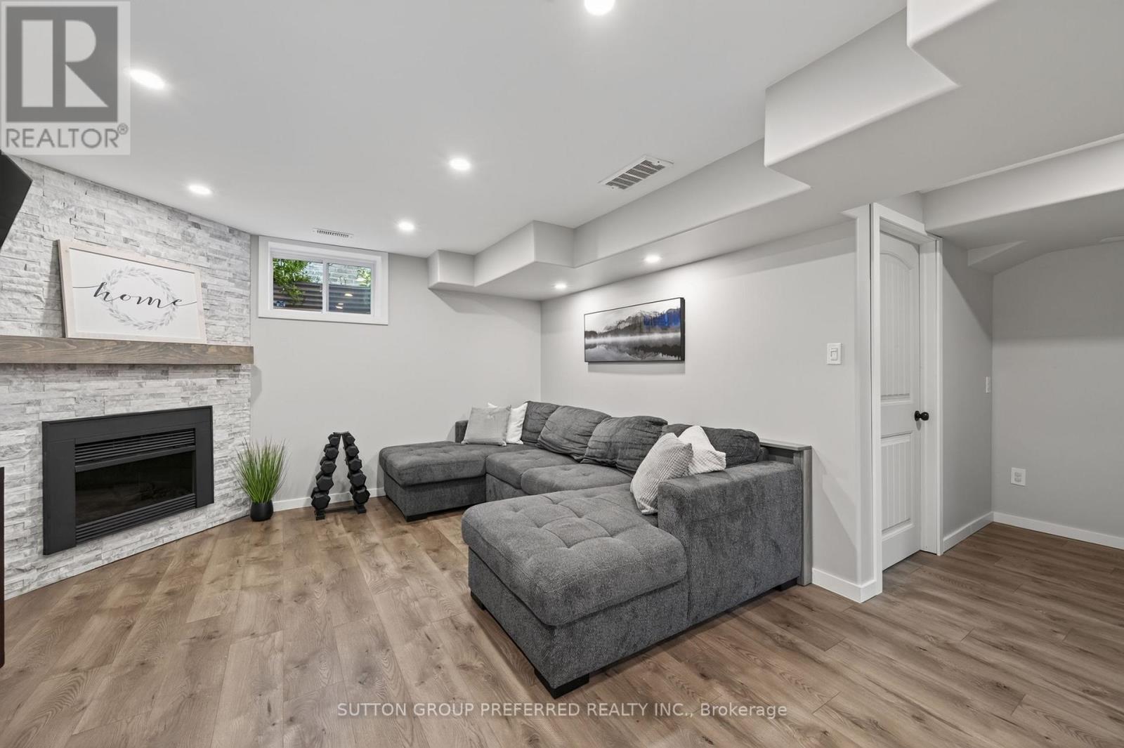 3288 Turner Crescent, London South (South U), ON - Indoor With Fireplace