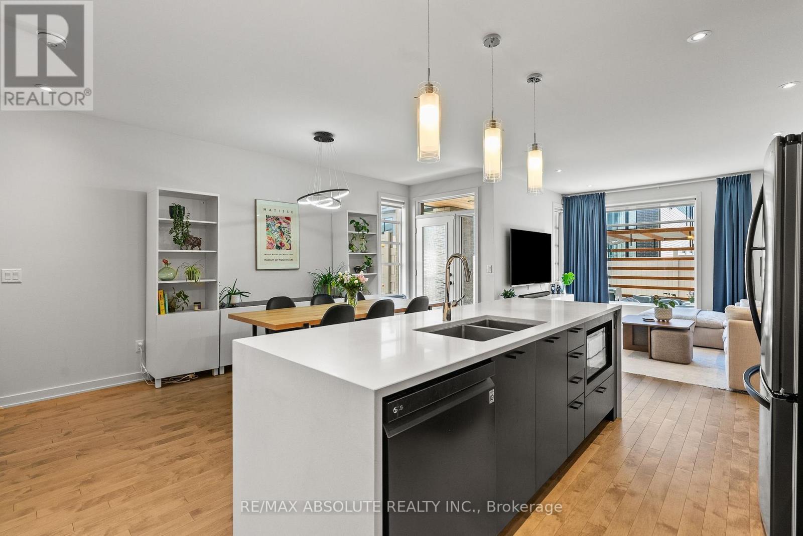 1072 Lunar Glow Crescent, Ottawa, ON - Indoor Photo Showing Kitchen With Double Sink With Upgraded Kitchen