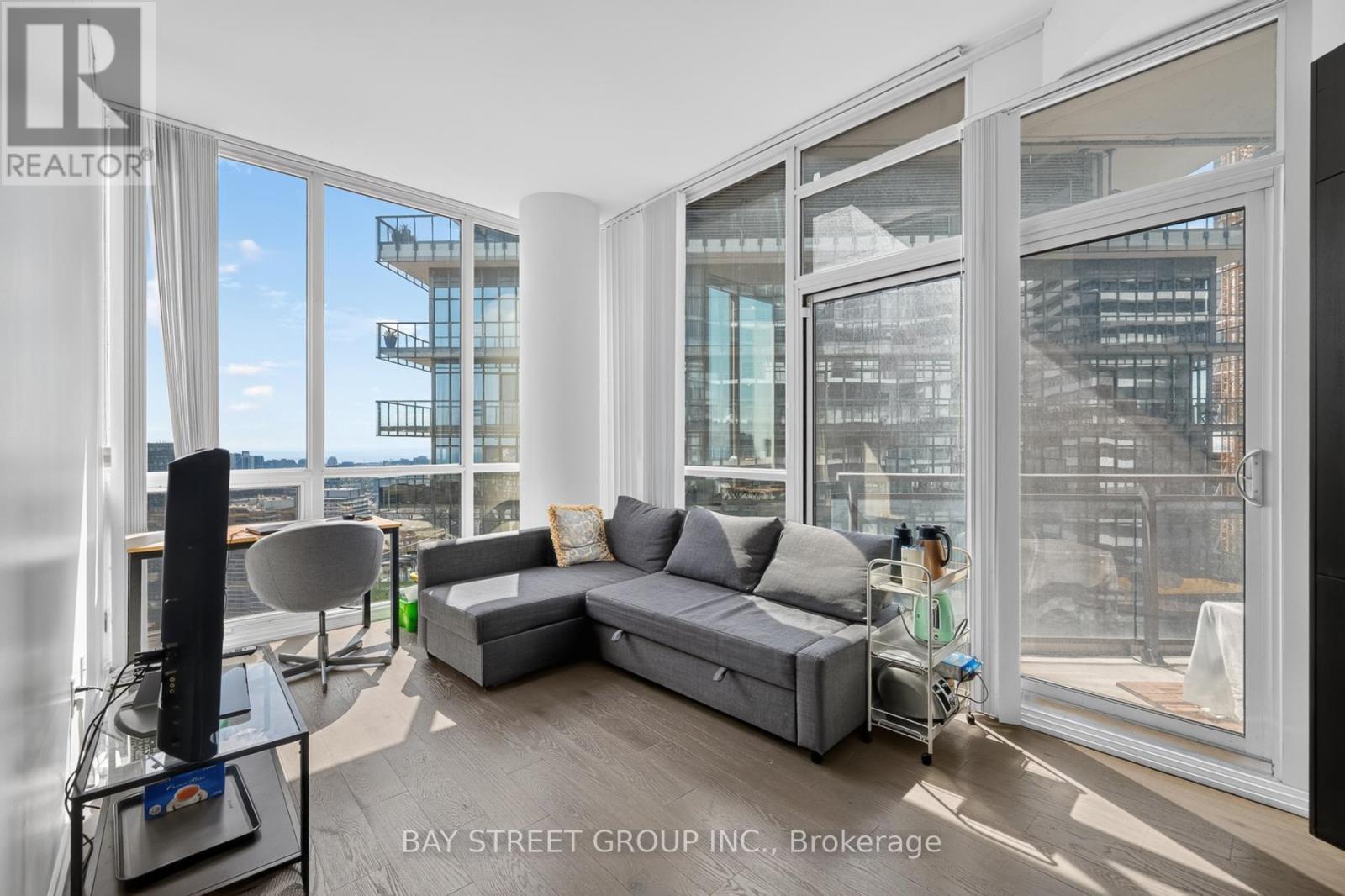 5102 - 45 Charles Street E, Toronto, ON - Indoor Photo Showing Living Room