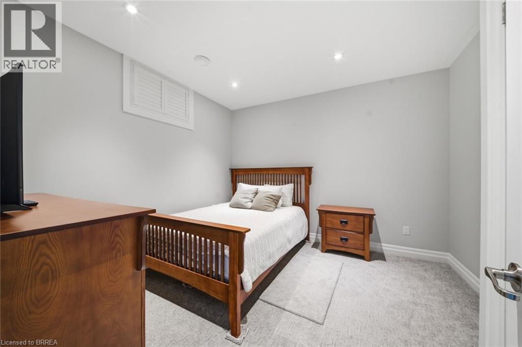 14 Ellington Place, Brantford, ON - Indoor Photo Showing Bedroom