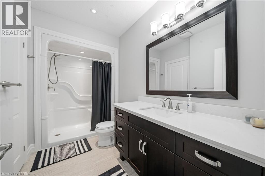 14 Ellington Place, Brantford, ON - Indoor Photo Showing Bathroom