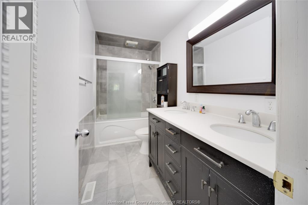 1650 Glendale, Windsor, ON - Indoor Photo Showing Bathroom