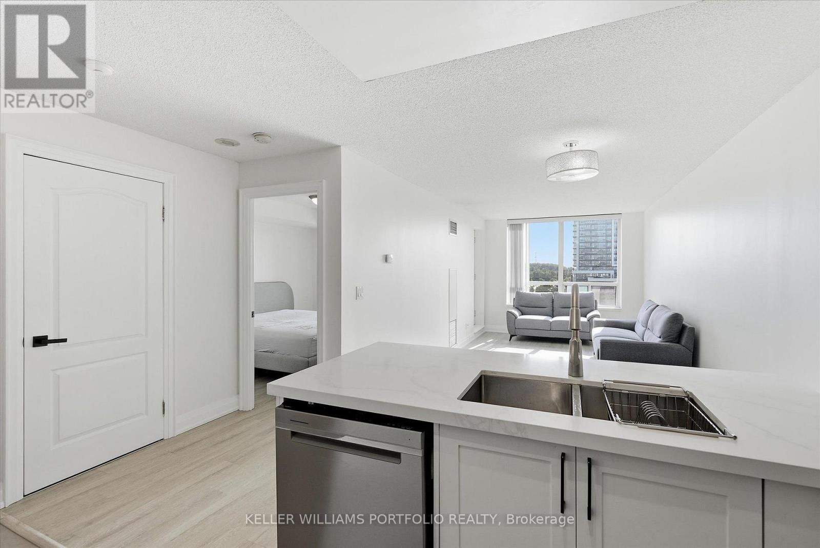 607 - 48 Suncrest Boulevard, Markham, ON - Indoor Photo Showing Kitchen With Double Sink