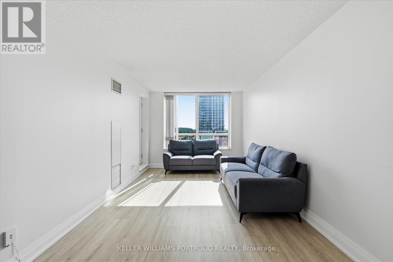 607 - 48 Suncrest Boulevard, Markham, ON - Indoor Photo Showing Living Room
