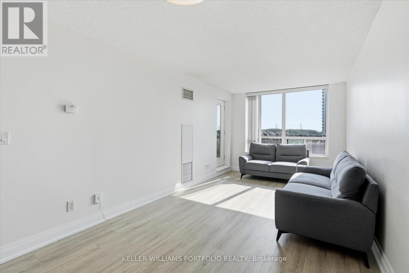 607 - 48 Suncrest Boulevard, Markham, ON - Indoor Photo Showing Living Room