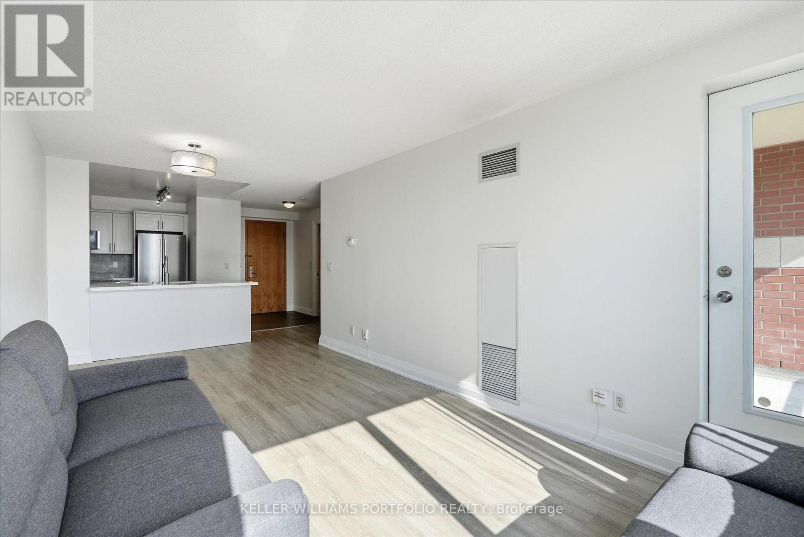 607 - 48 Suncrest Boulevard, Markham, ON - Indoor Photo Showing Living Room