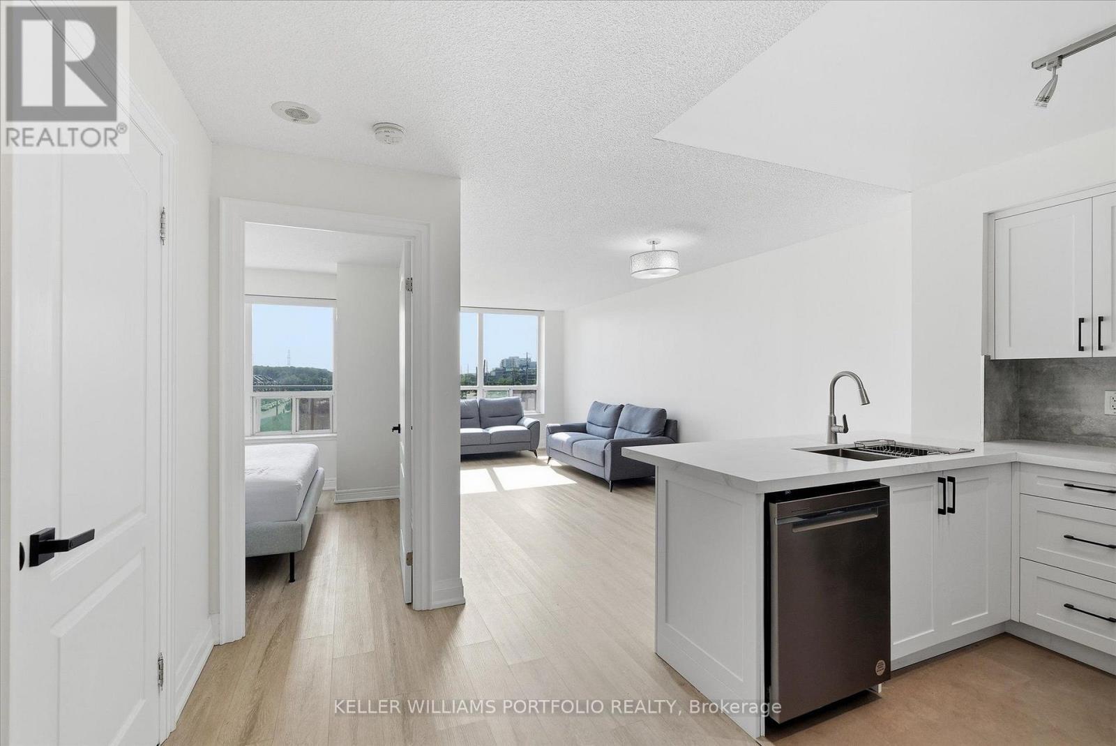 607 - 48 Suncrest Boulevard, Markham, ON - Indoor Photo Showing Kitchen With Double Sink