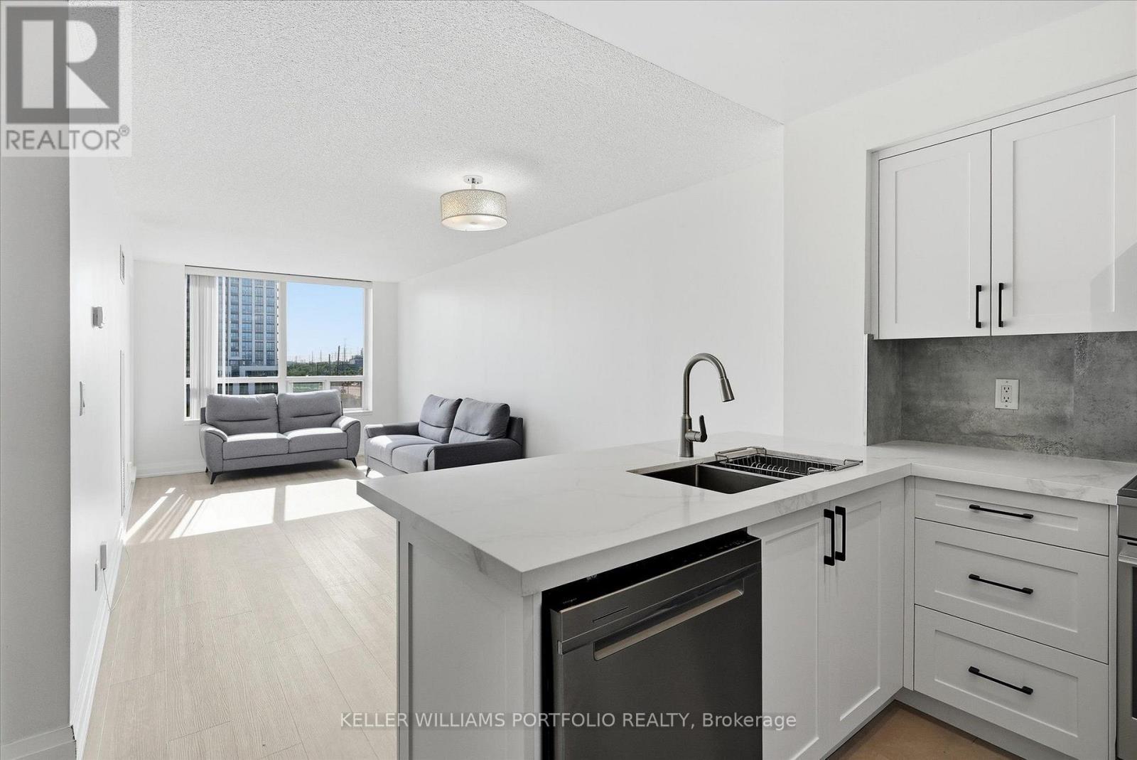 607 - 48 Suncrest Boulevard, Markham, ON - Indoor Photo Showing Kitchen With Double Sink