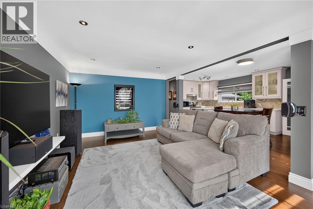Open concept living area featuring wood-finish flooring, recessed lighting, and crown molding - 386 Upper Kenilworth Avenue, Hamilton, ON - Indoor Photo Showing Living Room