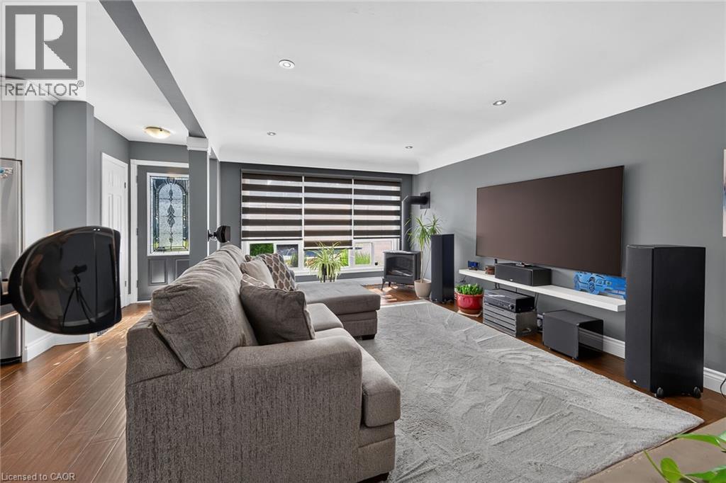 Spacious living area featuring wood-finish flooring, recessed lighting, and a neutral color palette - 386 Upper Kenilworth Avenue, Hamilton, ON - Indoor Photo Showing Other Room