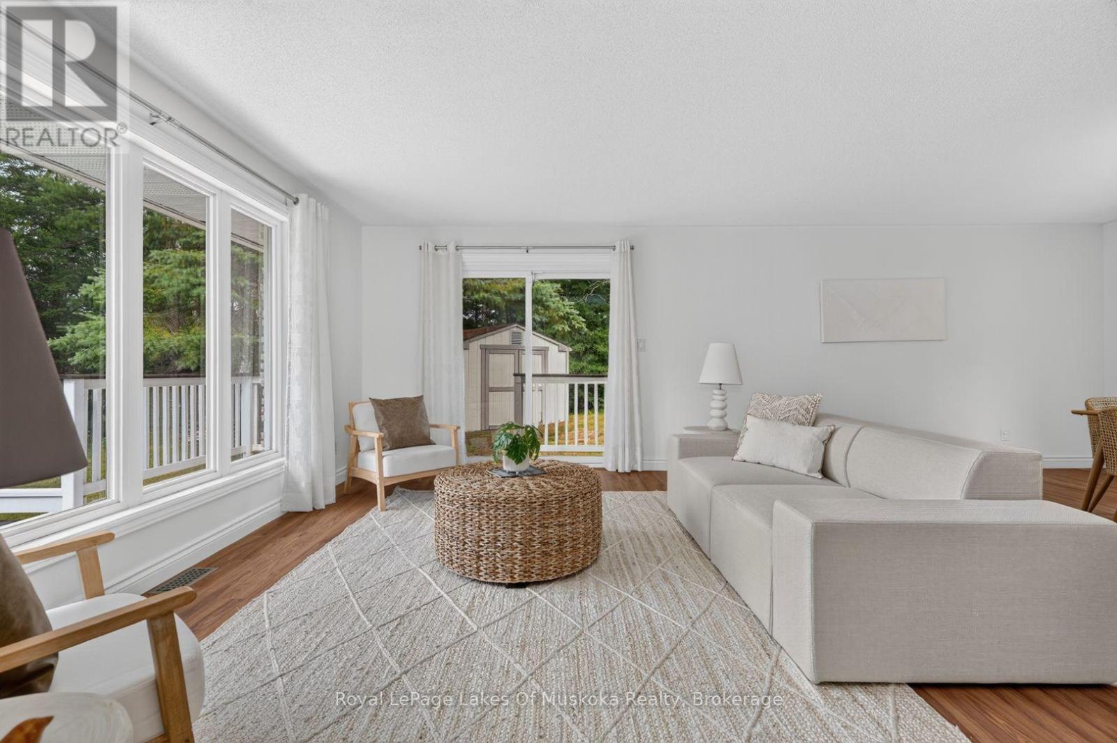 44 Shellwood Shores Avenue, Huntsville (Brunel), ON - Indoor Photo Showing Living Room