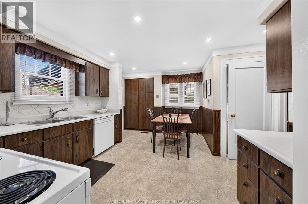 2333 Chilver, Windsor, ON - Indoor Photo Showing Kitchen With Double Sink