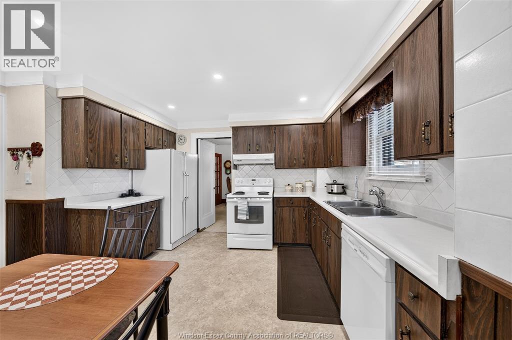 2333 Chilver, Windsor, ON - Indoor Photo Showing Kitchen With Double Sink