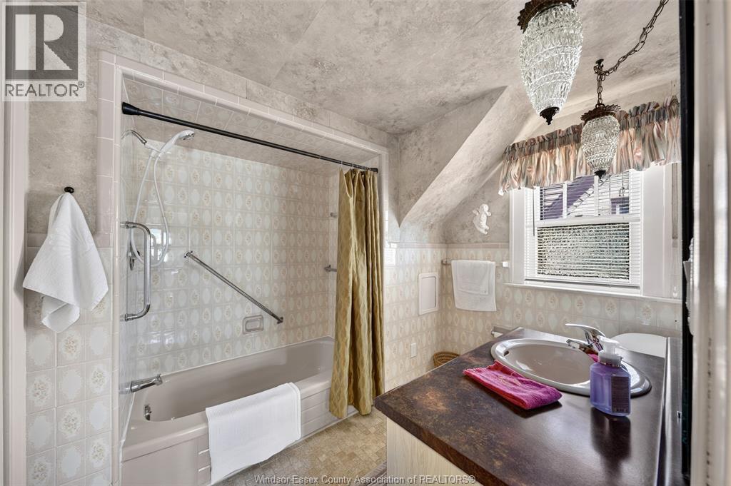 2333 Chilver, Windsor, ON - Indoor Photo Showing Bathroom