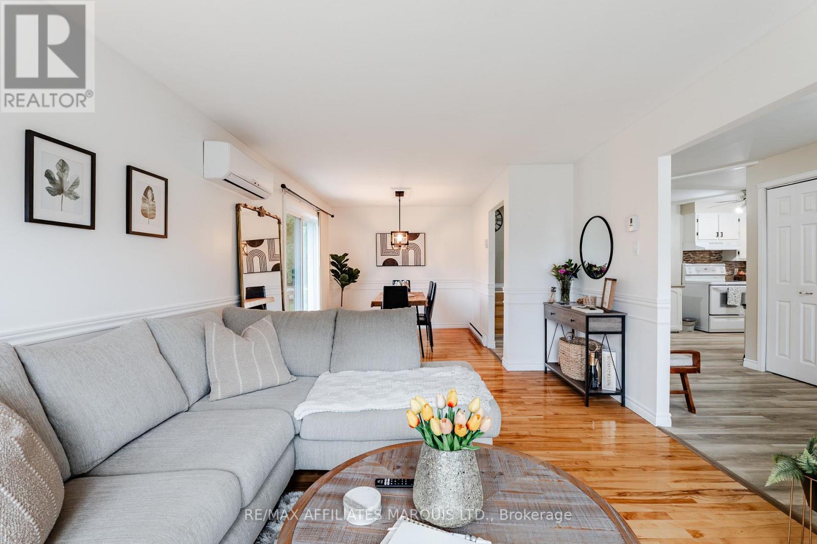 709 Champlain Drive, Cornwall, ON - Indoor Photo Showing Living Room