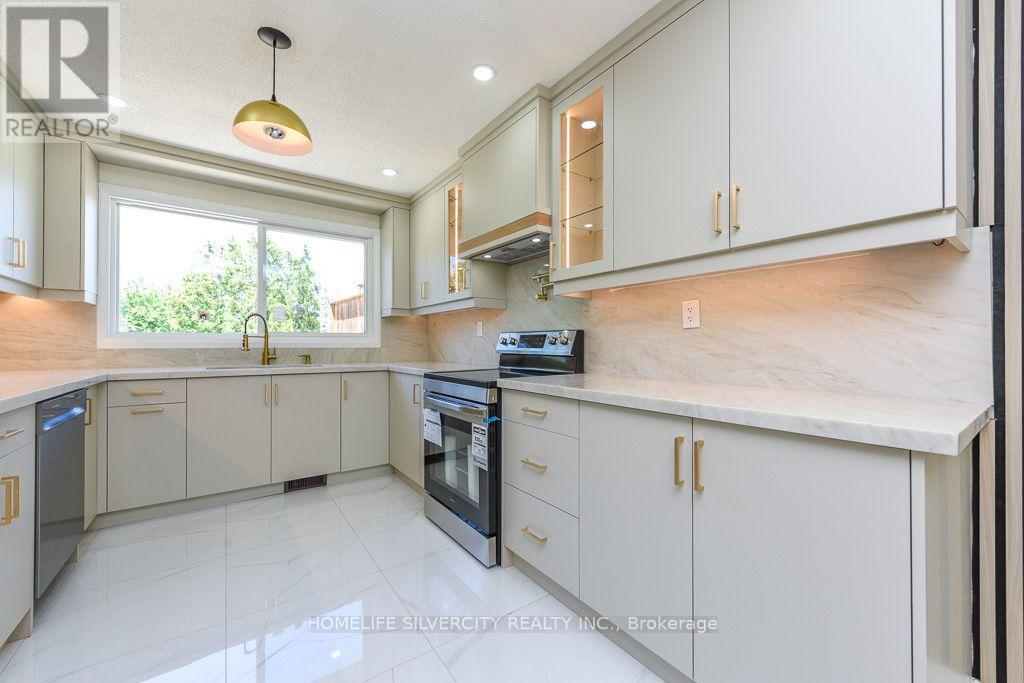 3315 Dwiggin Avenue, Mississauga, ON - Indoor Photo Showing Kitchen With Upgraded Kitchen