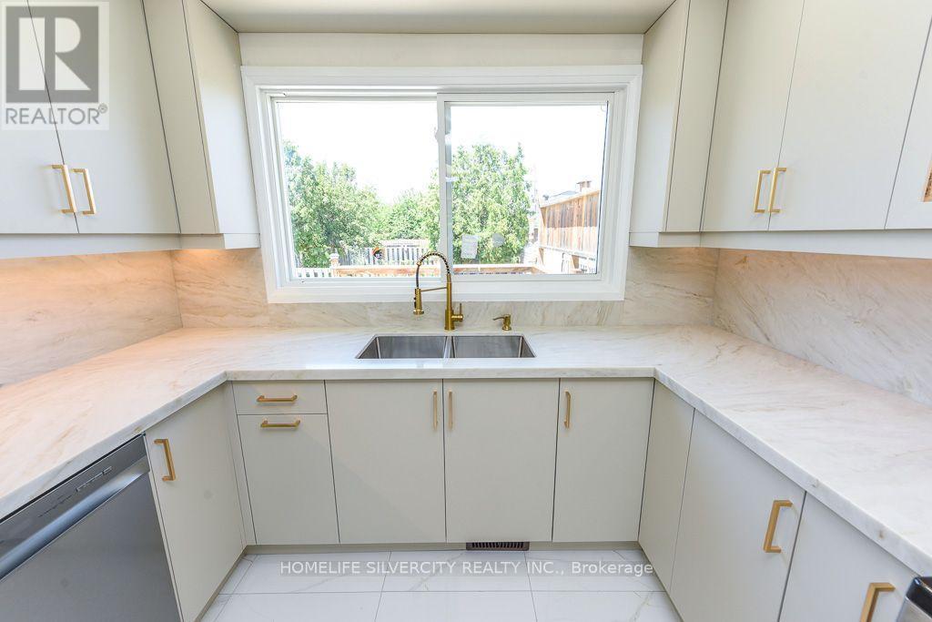 3315 Dwiggin Avenue, Mississauga, ON - Indoor Photo Showing Kitchen