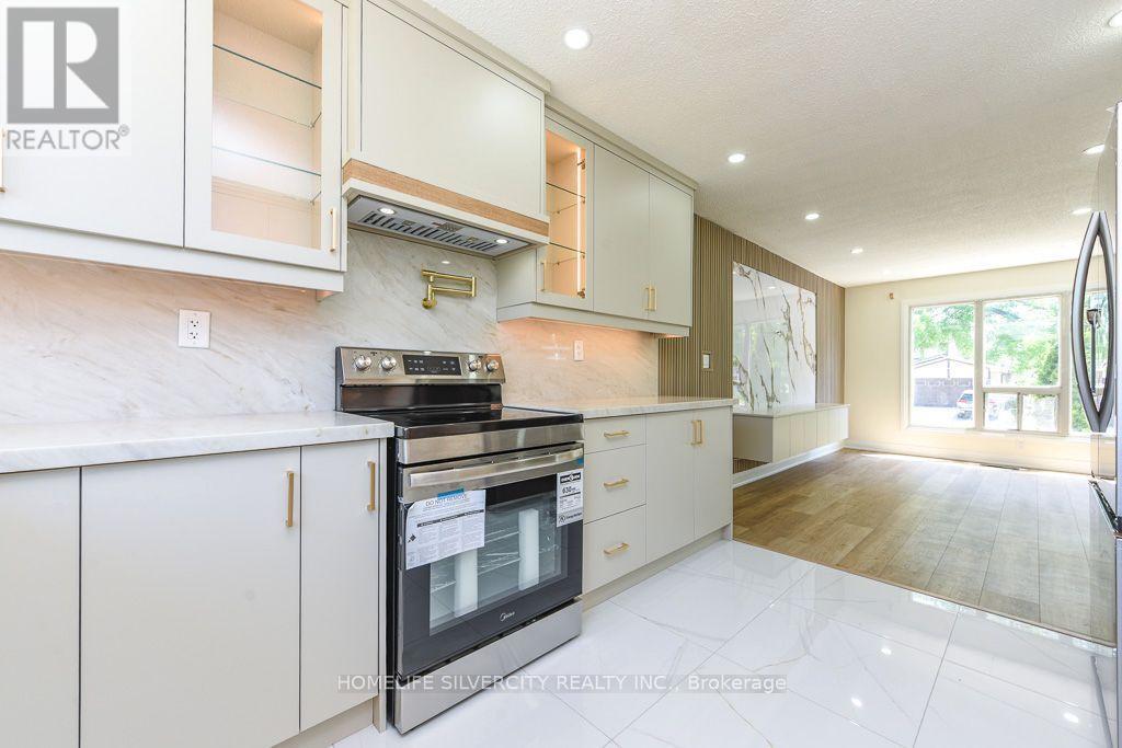 3315 Dwiggin Avenue, Mississauga, ON - Indoor Photo Showing Kitchen With Upgraded Kitchen