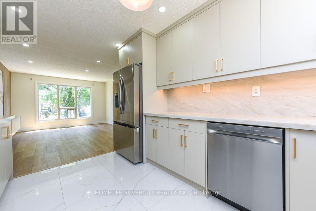 3315 Dwiggin Avenue, Mississauga, ON - Indoor Photo Showing Kitchen