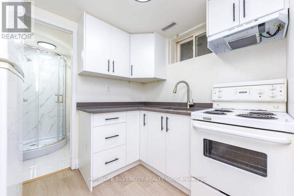 3315 Dwiggin Avenue, Mississauga, ON - Indoor Photo Showing Kitchen