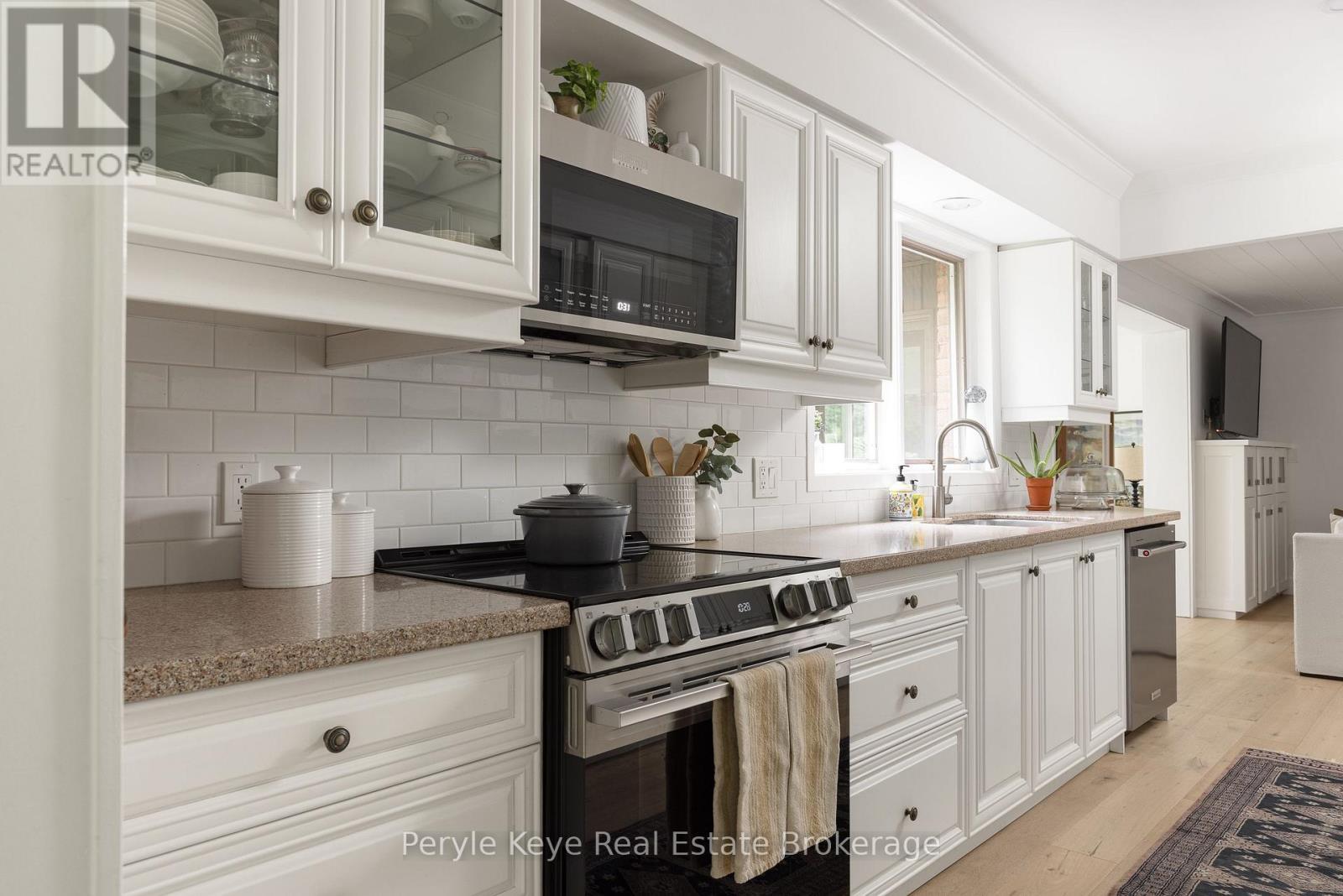 41 South Muskoka Drive, Bracebridge (Macaulay), ON - Indoor Photo Showing Kitchen