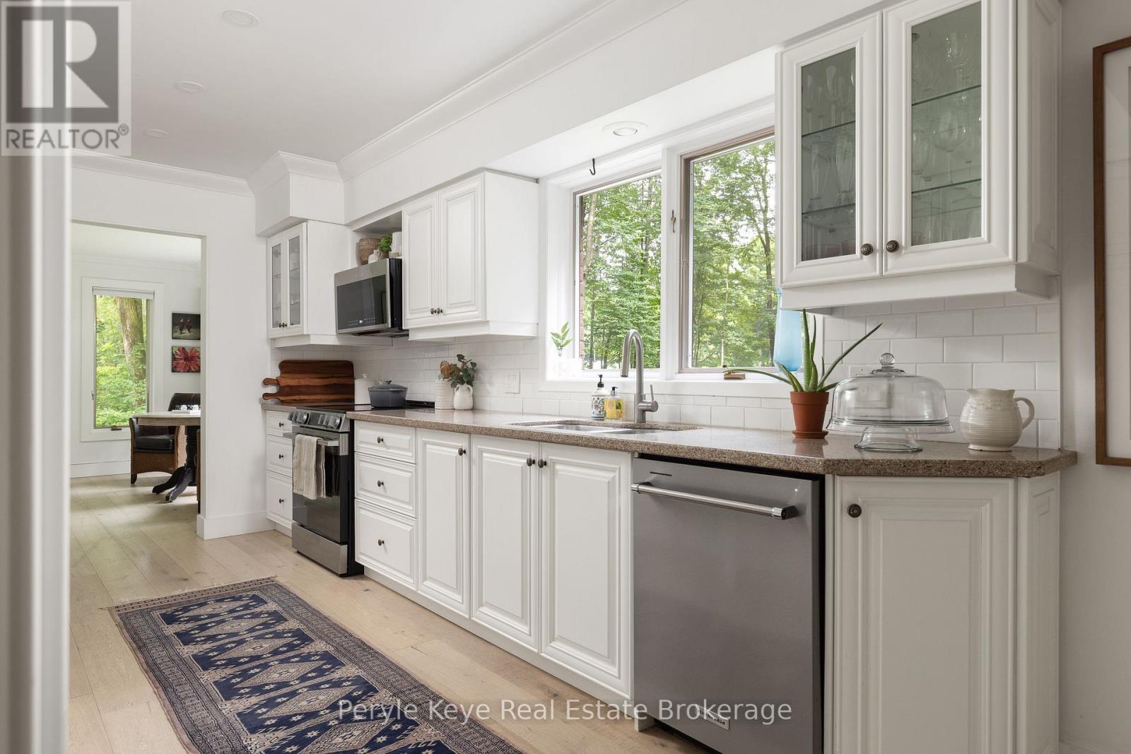 41 South Muskoka Drive, Bracebridge (Macaulay), ON - Indoor Photo Showing Kitchen With Upgraded Kitchen