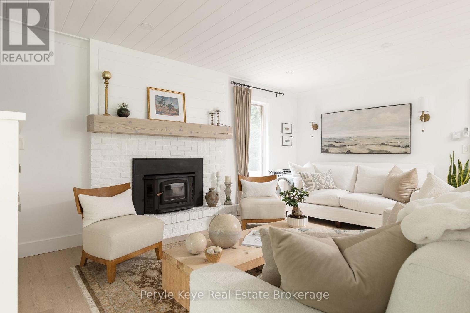 41 South Muskoka Drive, Bracebridge (Macaulay), ON - Indoor Photo Showing Living Room With Fireplace