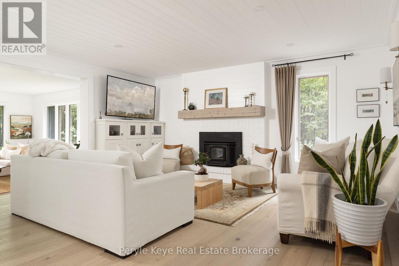 41 South Muskoka Drive, Bracebridge (Macaulay), ON - Indoor Photo Showing Living Room With Fireplace