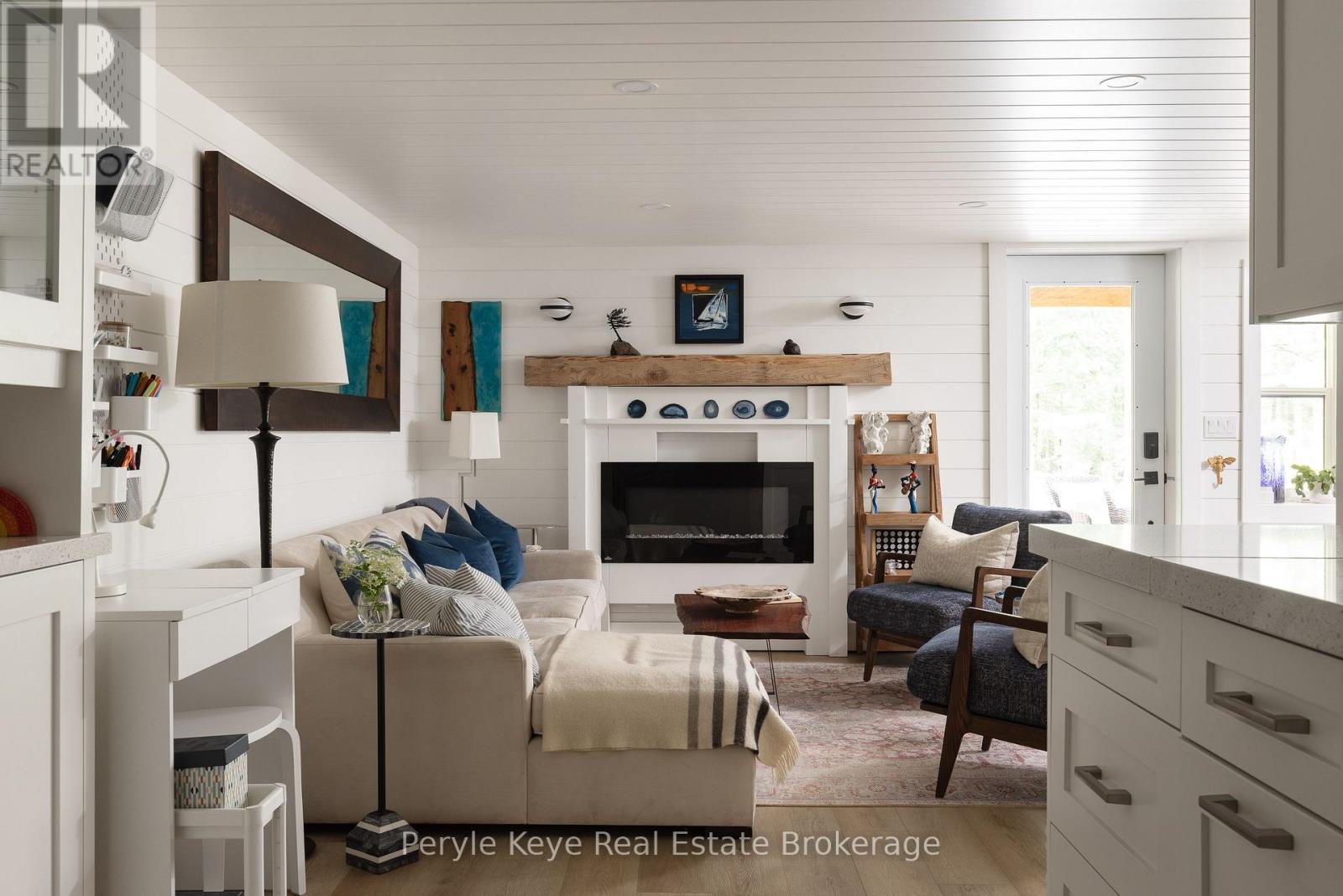 41 South Muskoka Drive, Bracebridge (Macaulay), ON - Indoor Photo Showing Living Room With Fireplace