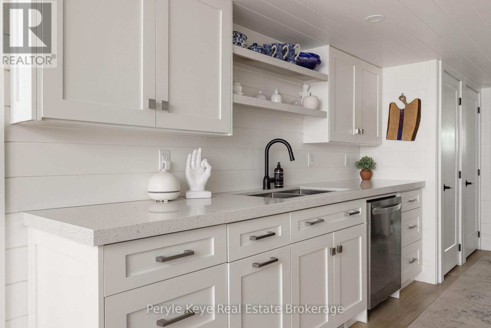 41 South Muskoka Drive, Bracebridge (Macaulay), ON - Indoor Photo Showing Kitchen With Double Sink