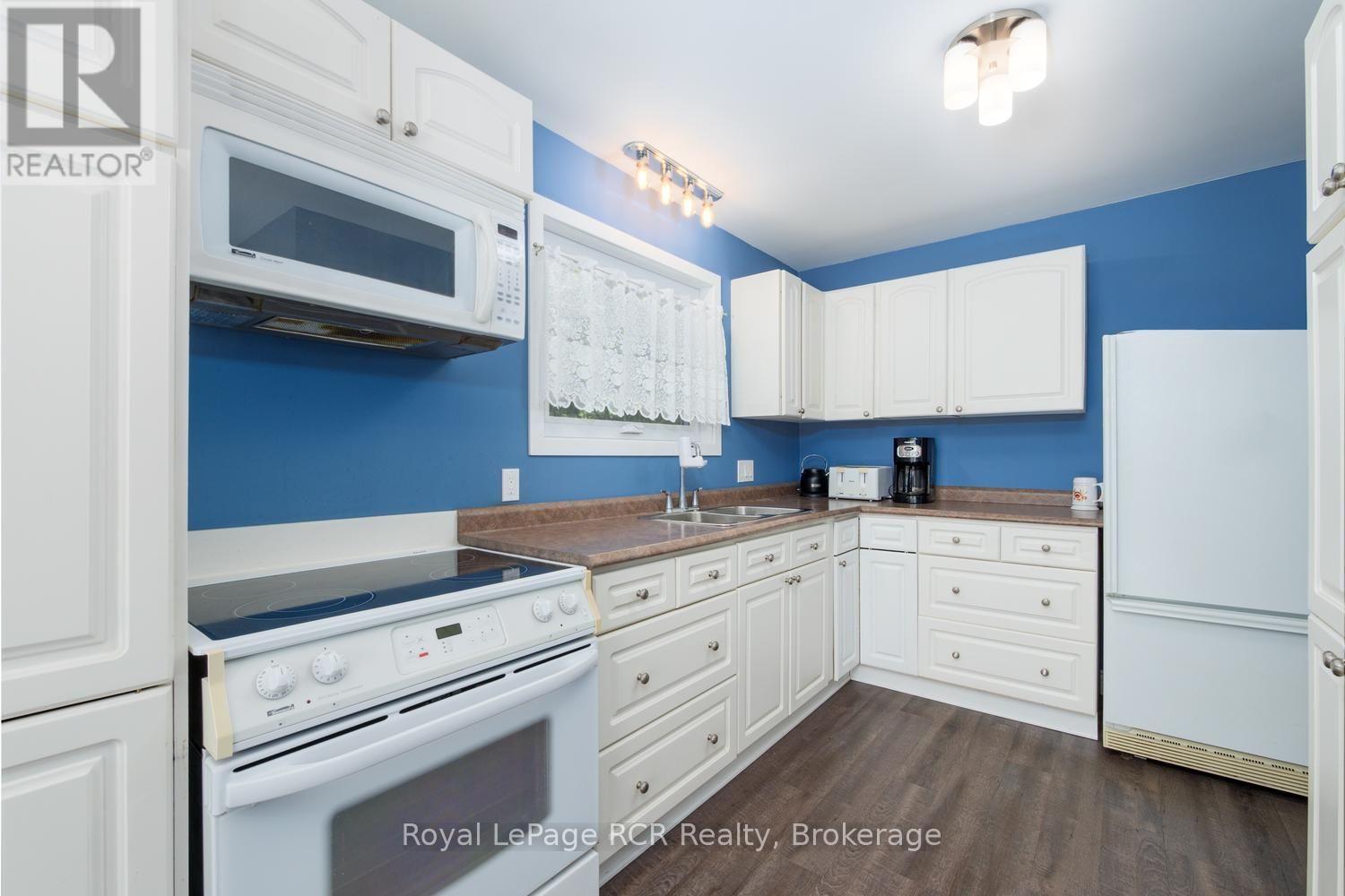 10 1St Ave South Avenue S, Native Leased Lands, ON - Indoor Photo Showing Kitchen With Double Sink