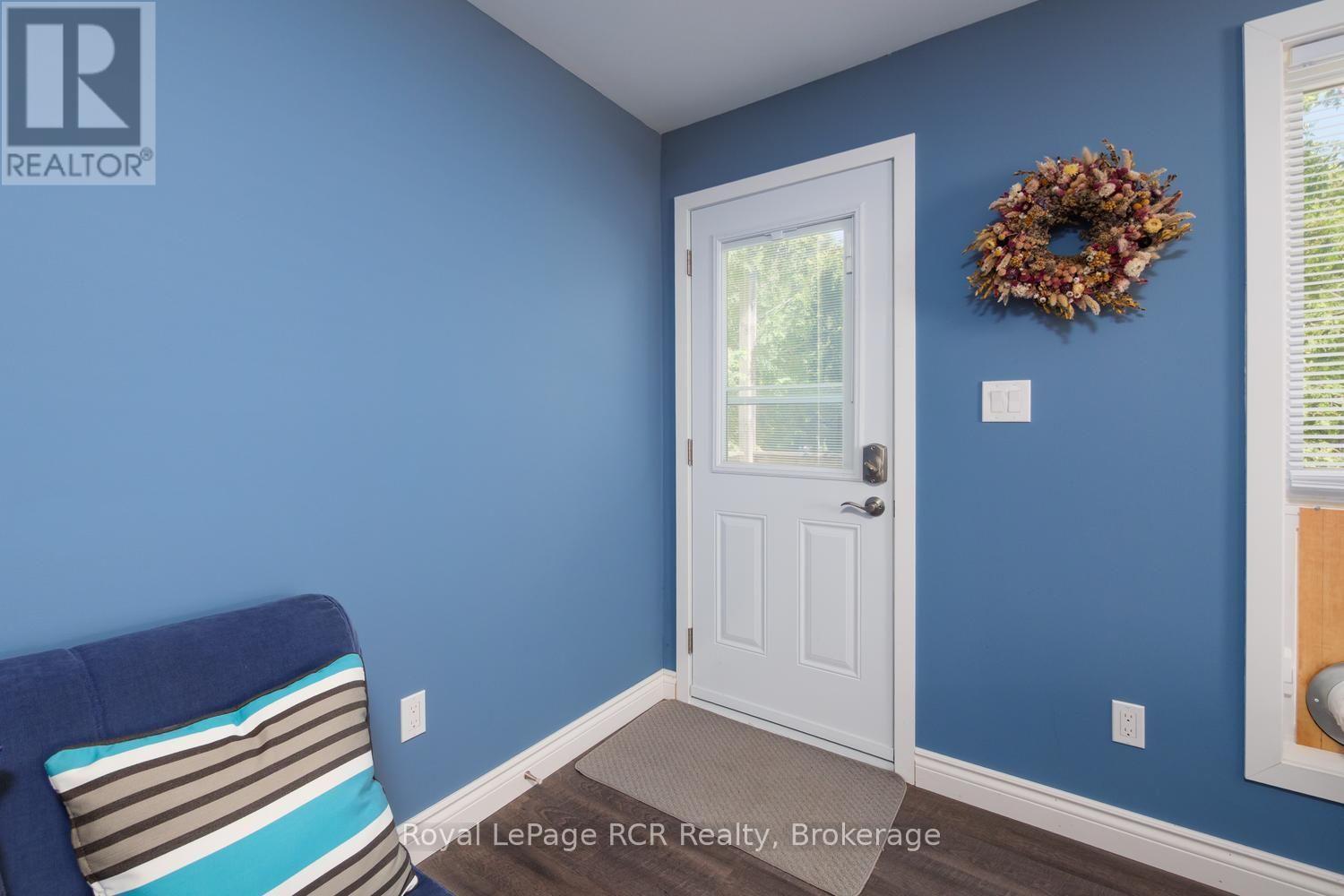 10 1St Ave South Avenue S, Native Leased Lands, ON - Indoor
