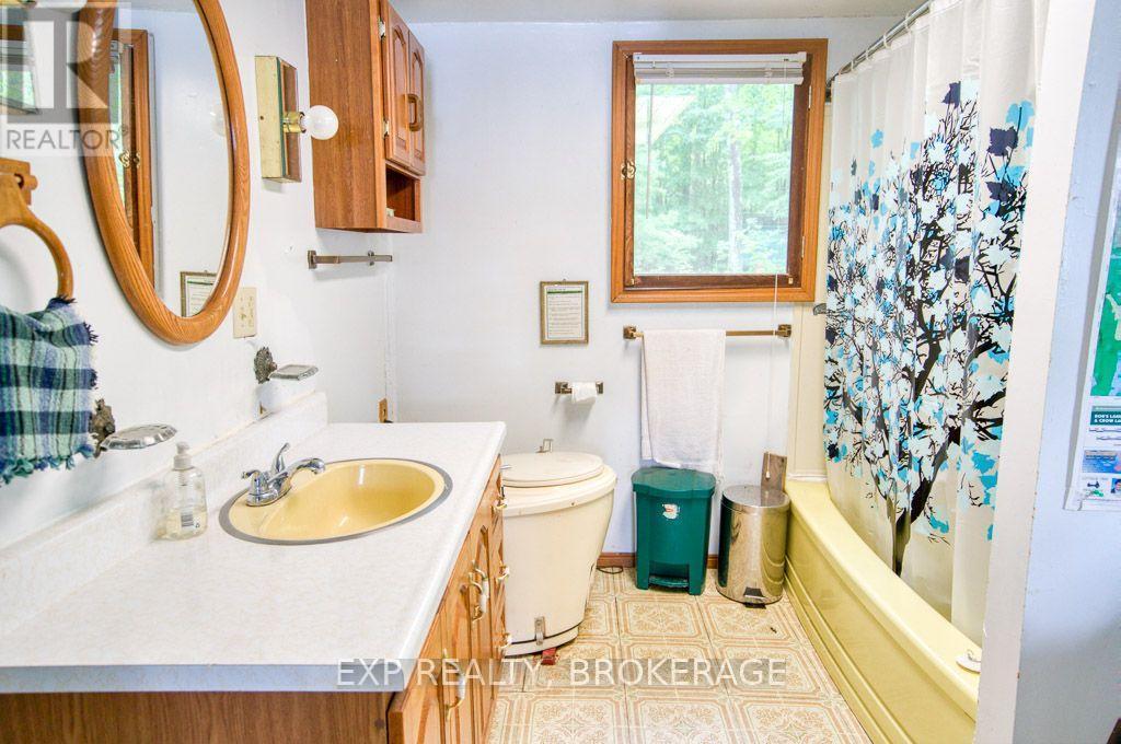 148B Oak Shores Lane, Frontenac (Frontenac South), ON - Indoor Photo Showing Bathroom