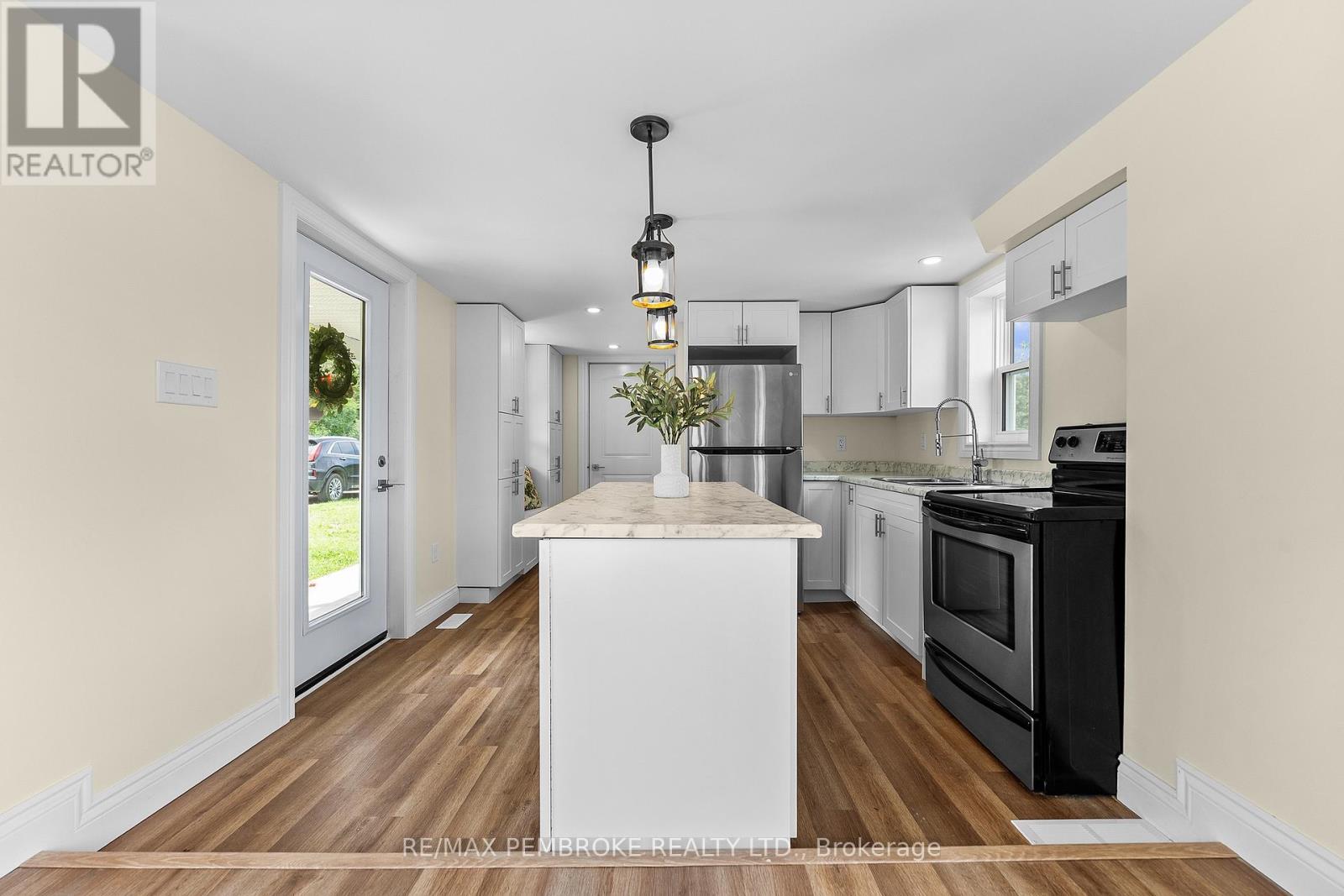 480 Blank Street, Pembroke, ON - Indoor Photo Showing Kitchen With Upgraded Kitchen