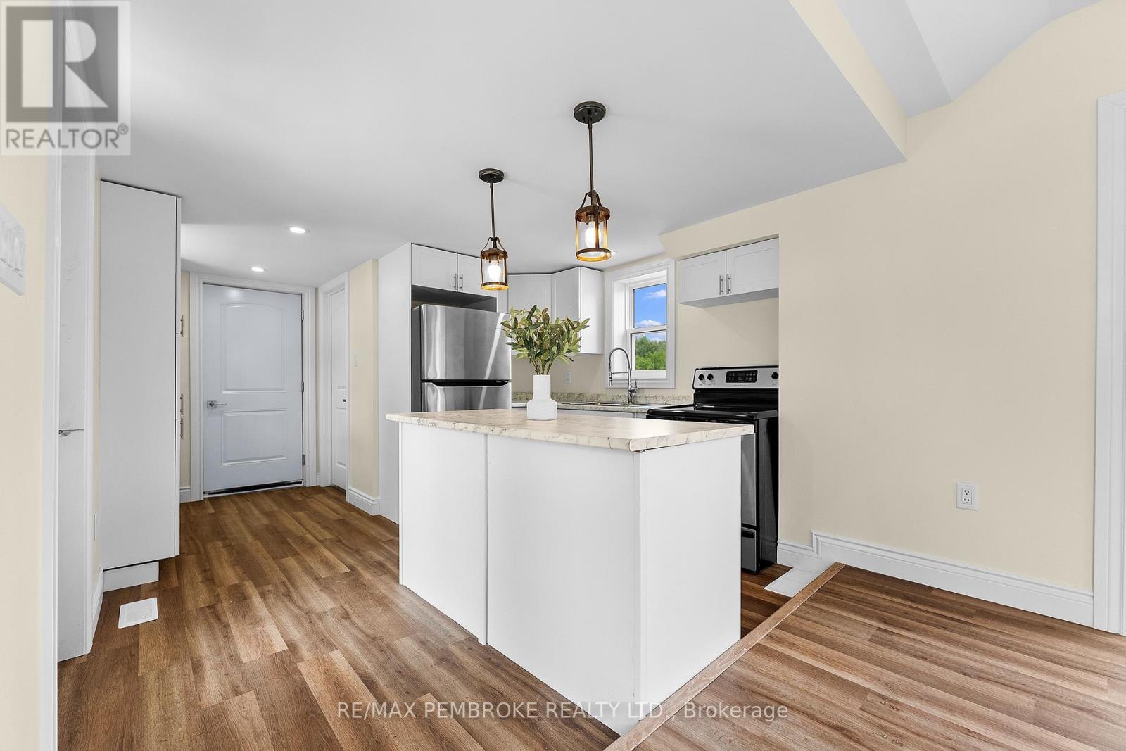 480 Blank Street, Pembroke, ON - Indoor Photo Showing Kitchen