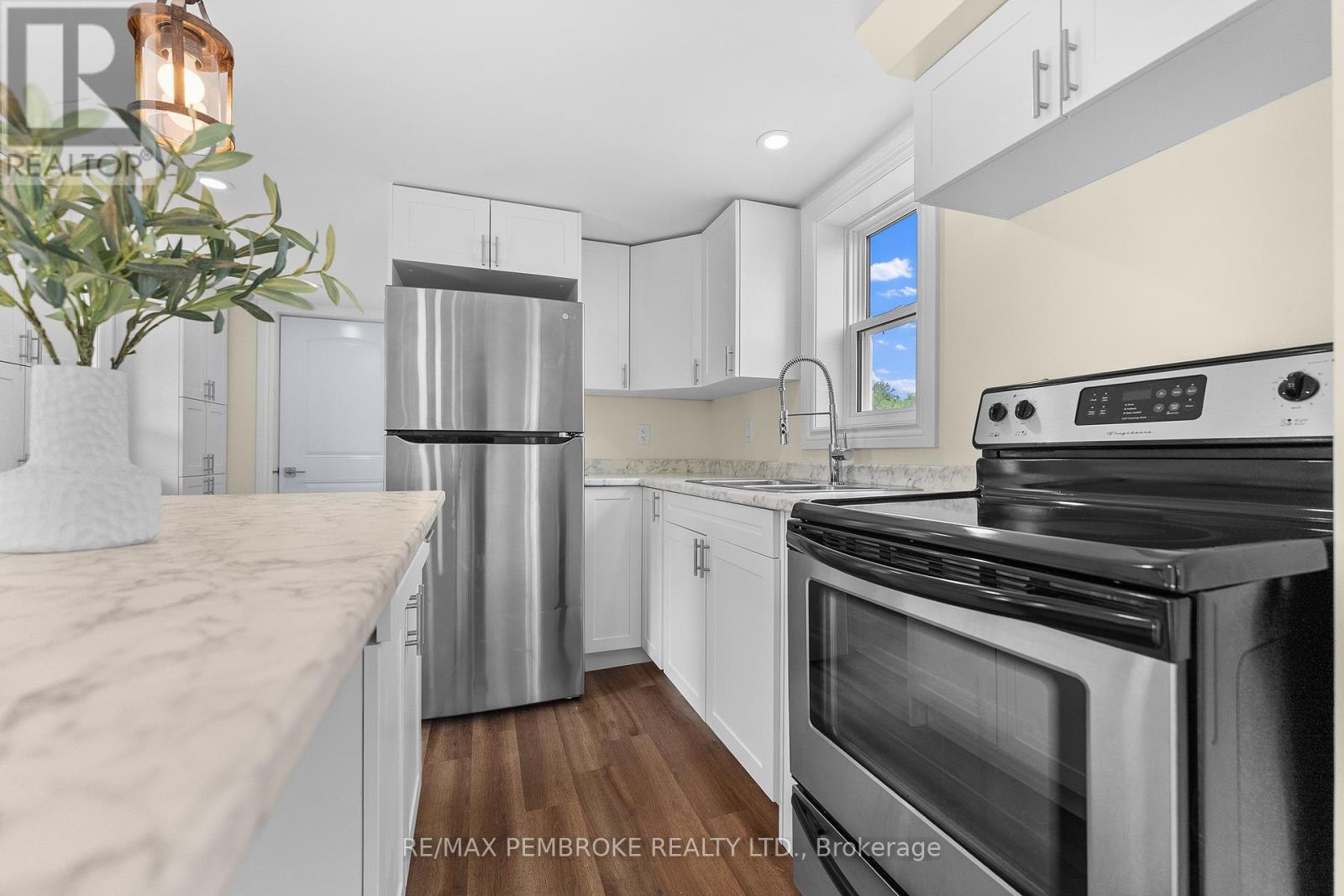 480 Blank Street, Pembroke, ON - Indoor Photo Showing Kitchen