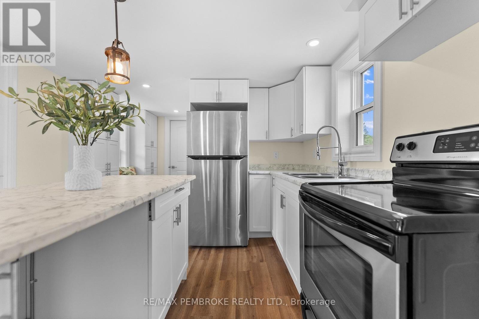 480 Blank Street, Pembroke, ON - Indoor Photo Showing Kitchen