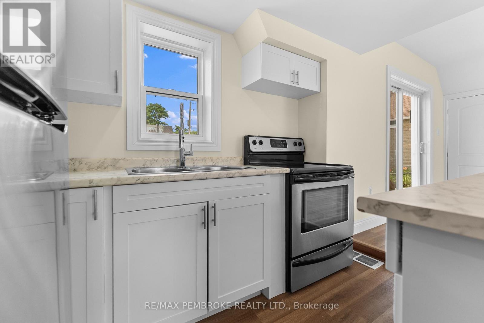 480 Blank Street, Pembroke, ON - Indoor Photo Showing Kitchen With Double Sink