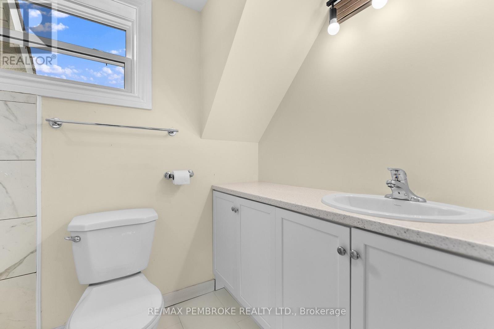 480 Blank Street, Pembroke, ON - Indoor Photo Showing Bathroom