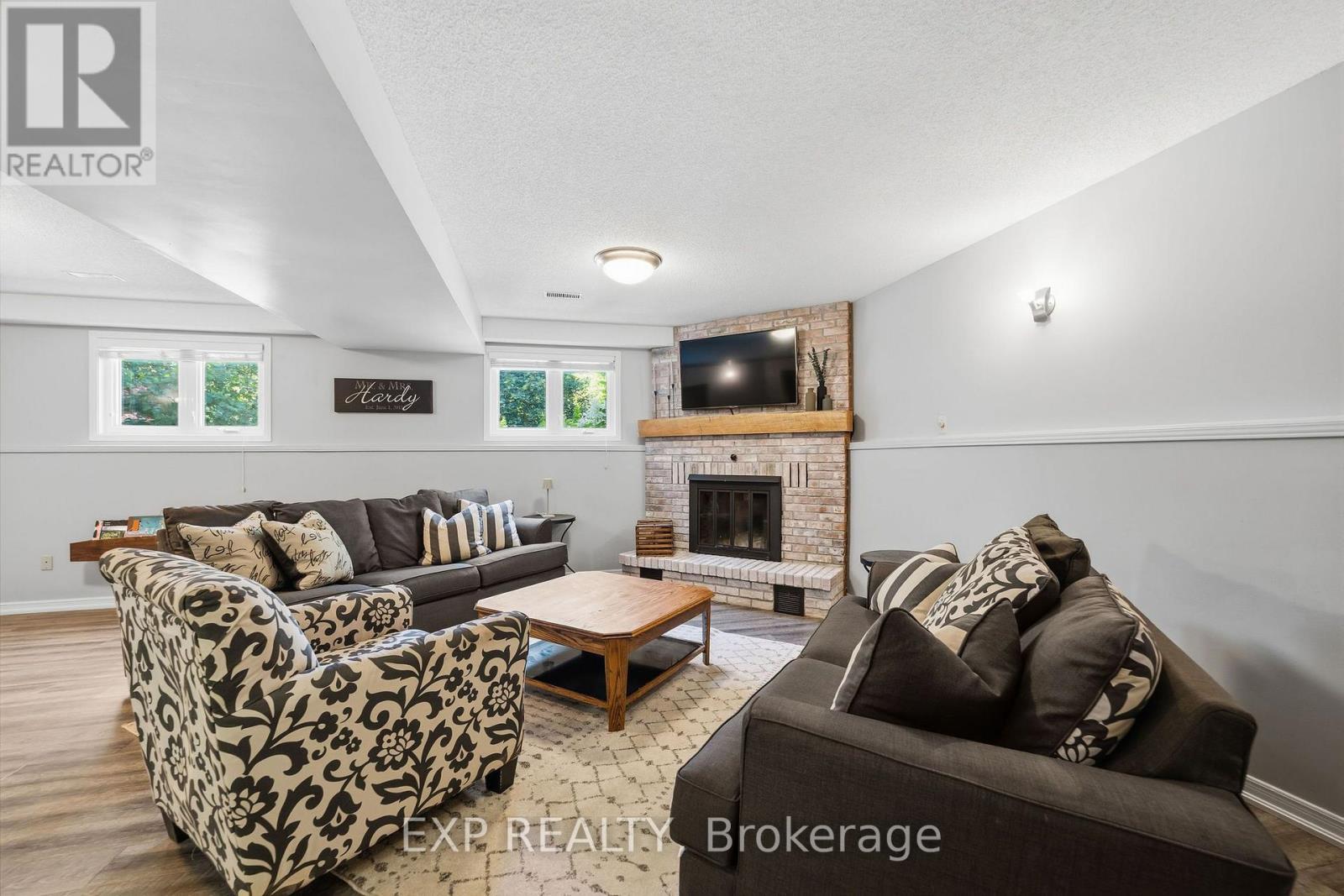 632 Hoover Place, Strathroy-Caradoc (Mount Brydges), ON - Indoor Photo Showing Living Room With Fireplace