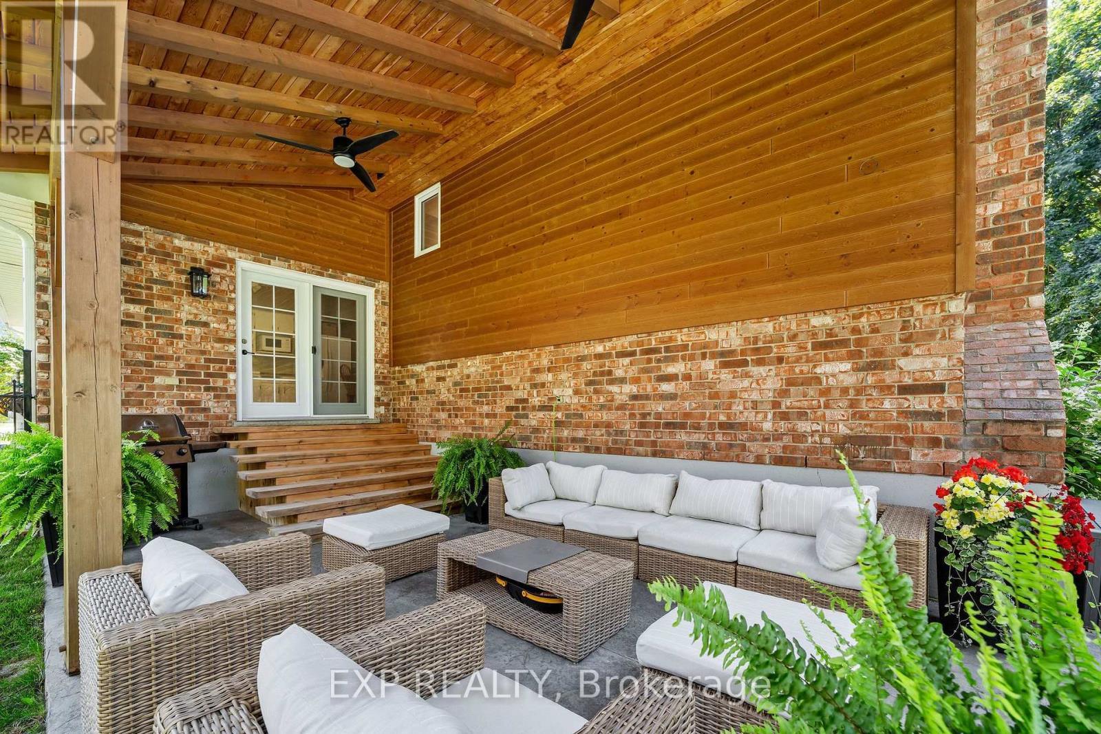 632 Hoover Place, Strathroy-Caradoc (Mount Brydges), ON - Outdoor With Deck Patio Veranda With Exterior