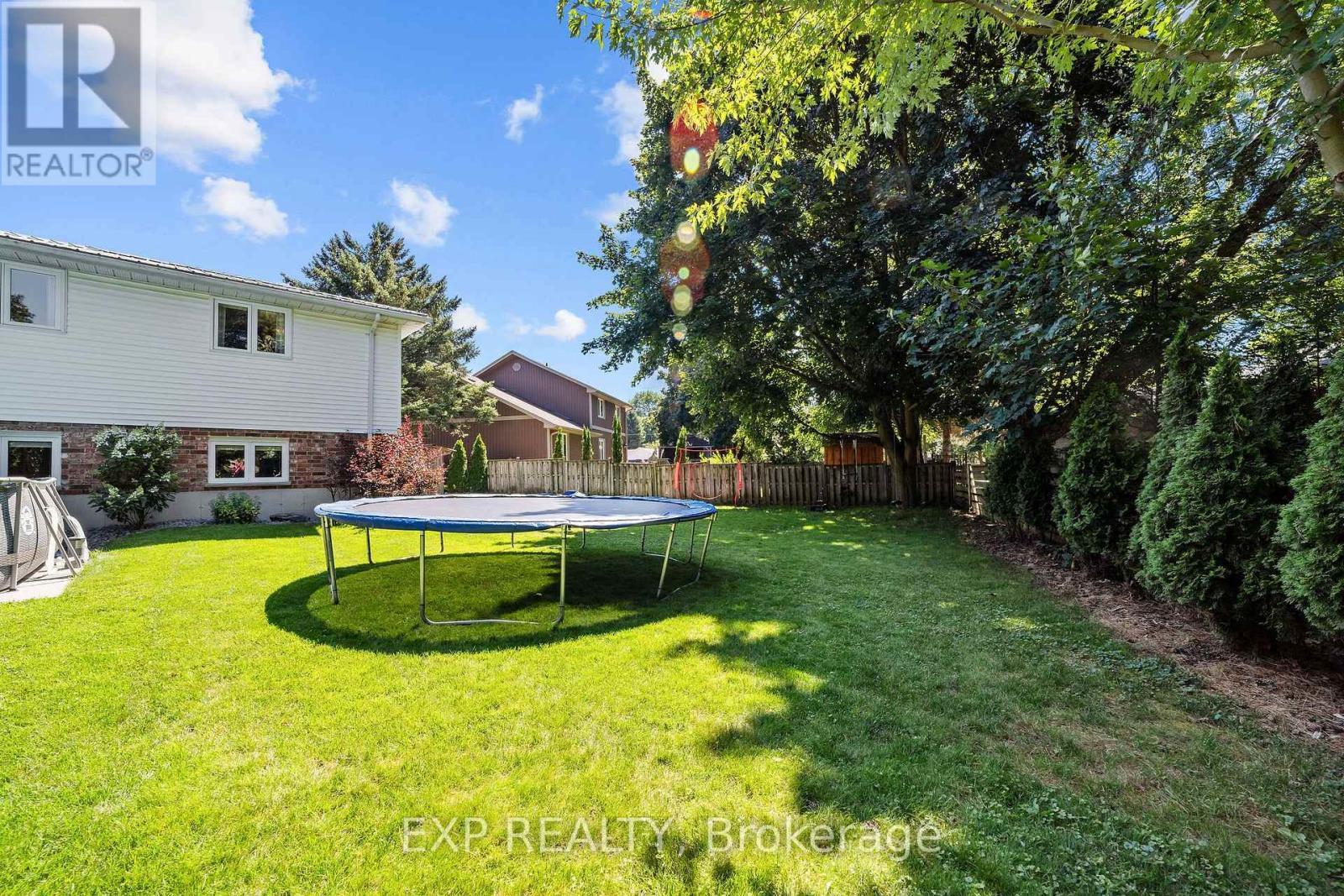 632 Hoover Place, Strathroy-Caradoc (Mount Brydges), ON - Outdoor With Backyard