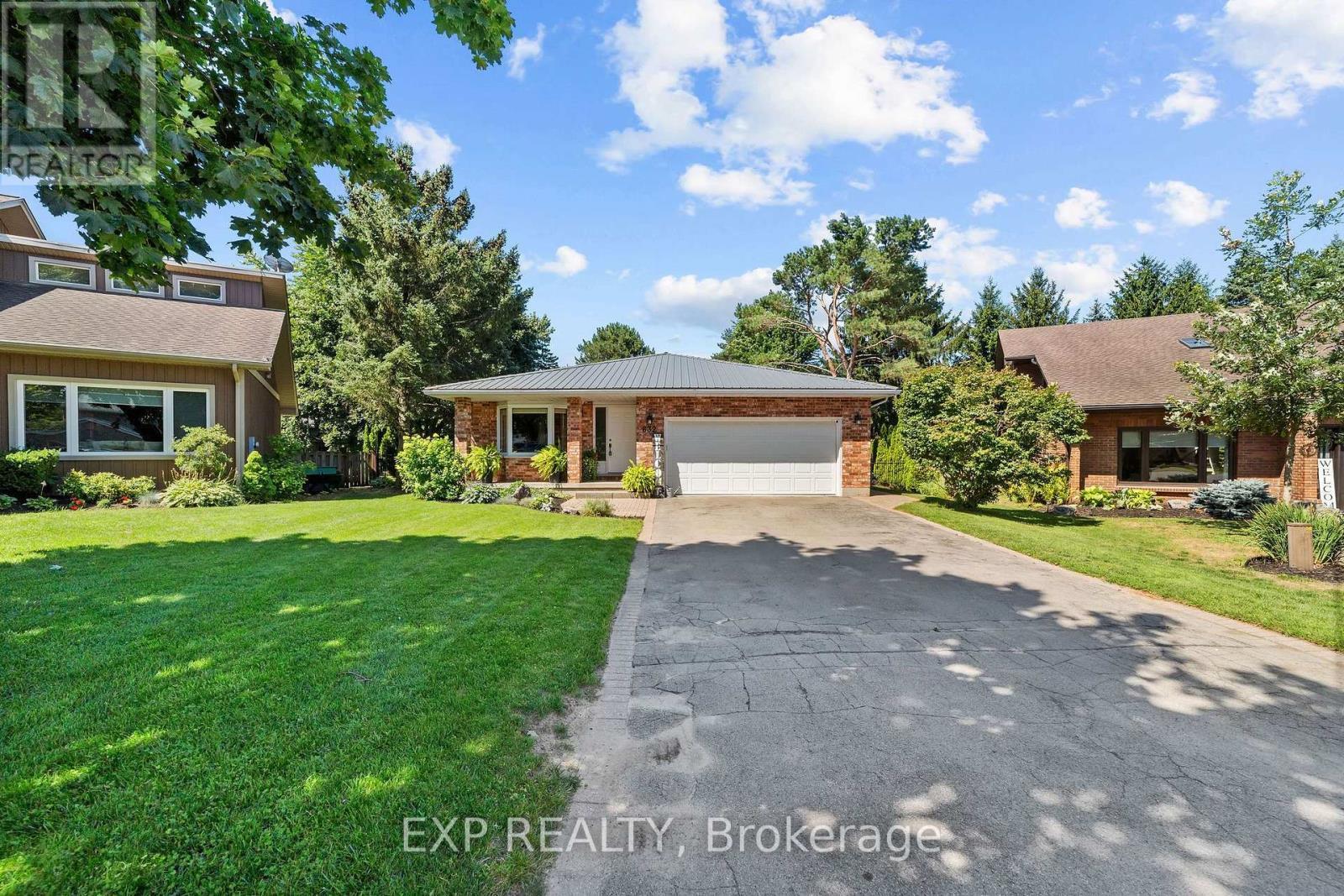 632 Hoover Place, Strathroy-Caradoc (Mount Brydges), ON - Outdoor With Deck Patio Veranda With Facade