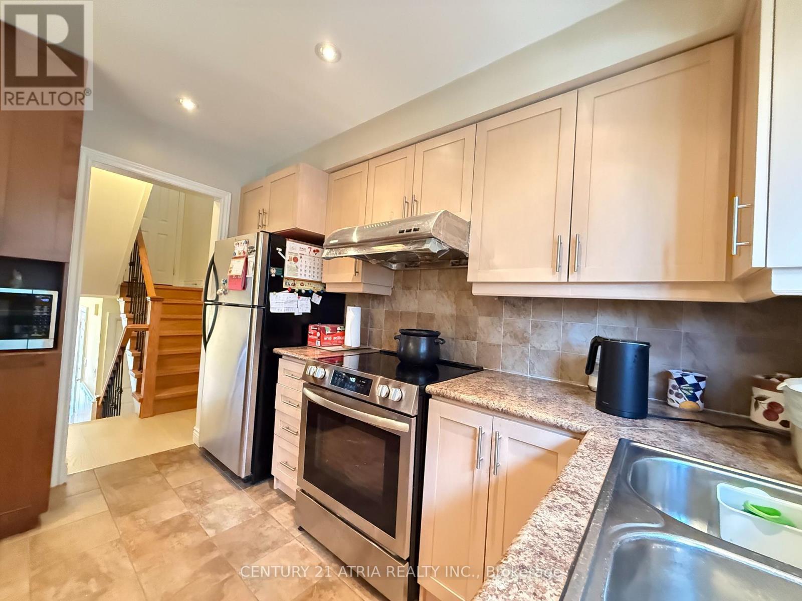 73 Stately Way, Markham, ON - Indoor Photo Showing Kitchen